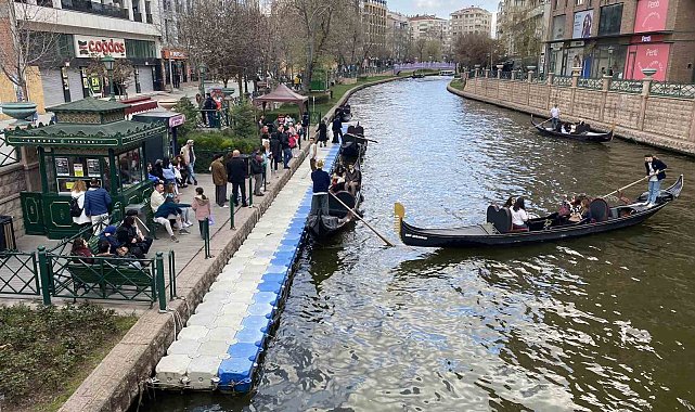 Bayramda Eskişehir'e gelen turistler gondol seferlerini yoğunlaştırdı