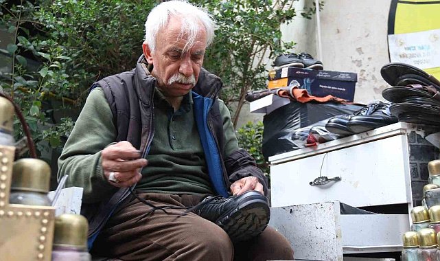 Bayramda temiz ayakkabılarla dolaşmak isteyenler tamircilere akın etti