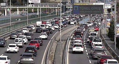 Bayramın ikinci gününde İstanbul'da trafik yoğunluğu yaşanıyor