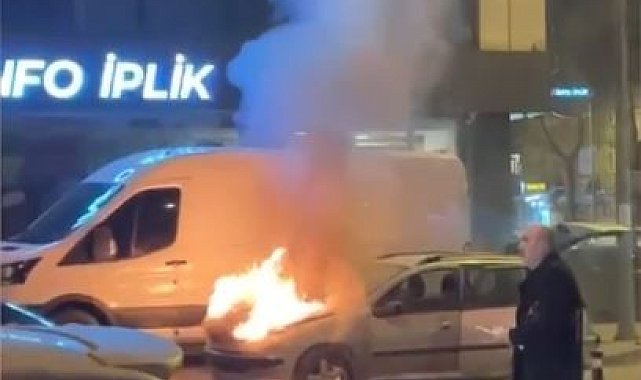 Bayrampaşa'da alev alev yanan araca vatandaşlar müdahale etti