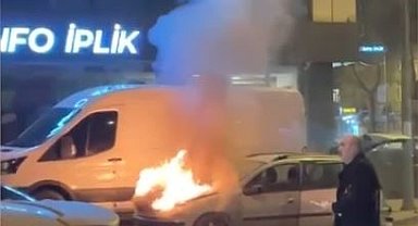 Bayrampaşa'da alev alev yanan araca vatandaşlar müdahale etti