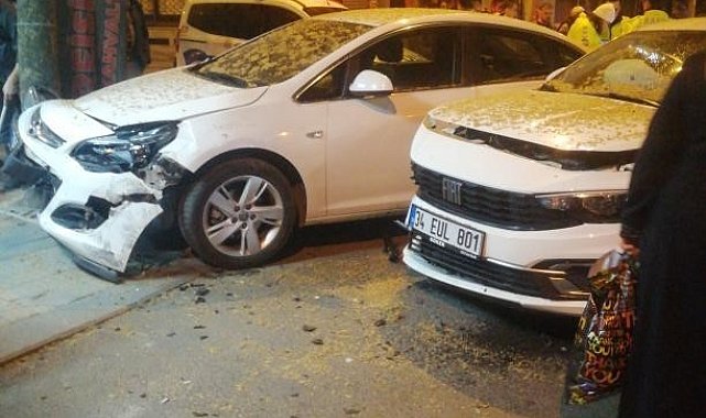 Bayrampaşa'da feci kaza kamerada: Otomobil kıraathaneye daldı, 6 kişi yaralandı
