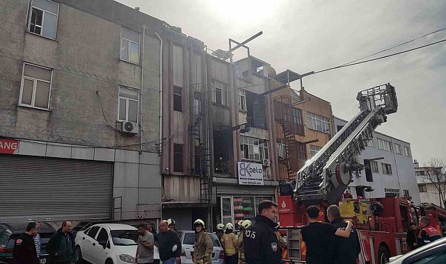 Bayrampaşa'da yangında can pazarı: 2 kadın işçi çatıda mahsur kaldı