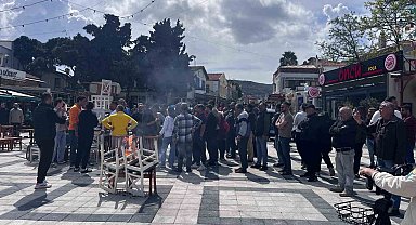 Belediye başkanını protesto eden esnaf, masa ve sandalye yaktı