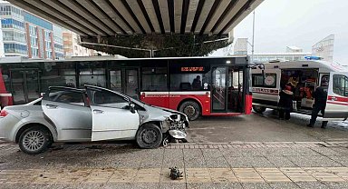 Belediye otobüsüne çarpmamak için manevra yapan otomobil refüje çıktı: 1 yaralı