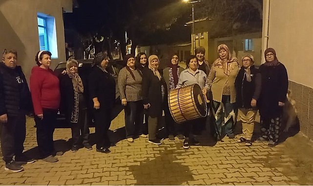 Bergama'da vatandaşları kadın davulcular sahura kaldırıyor