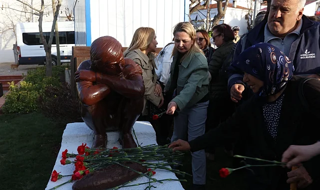 Berkin Elvan İzmir Güzelbahçe'de heykeli önünde anıldı