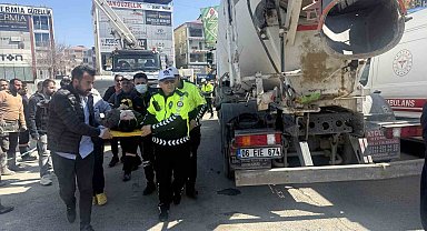 Beton mikserinin altında kalan genç kız yaralandı