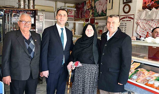 Beylikova'da 8 Mart Dünya Kadınlar Günü'nde bin karanfil dağıtıldı