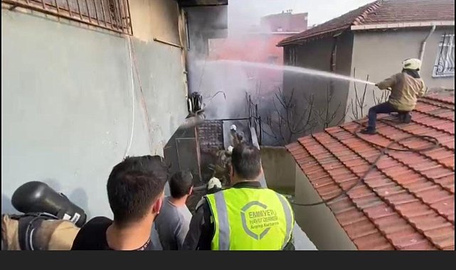Beyoğlu'nda 4 katlı binada korkutan yangın