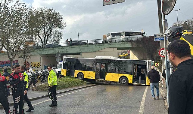 Beyoğlu'nda İETT otobüsü kaza yaptı, yol 2,5 saat kapalı kaldı