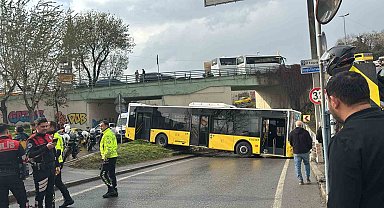 Beyoğlu'nda İETT otobüsü kaza yaptı, yol 2,5 saat kapalı kaldı
