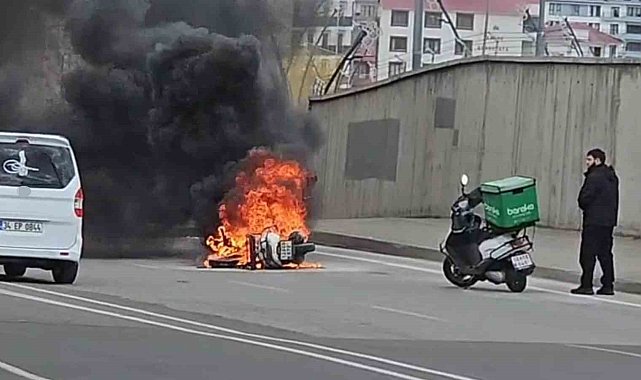 Bingöl'de seyir halindeki motosiklet alevlere teslim oldu