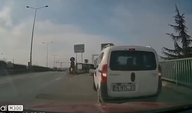 Bir anda geri manevra yaptı, korku dolu anlar kameraya yansıdı