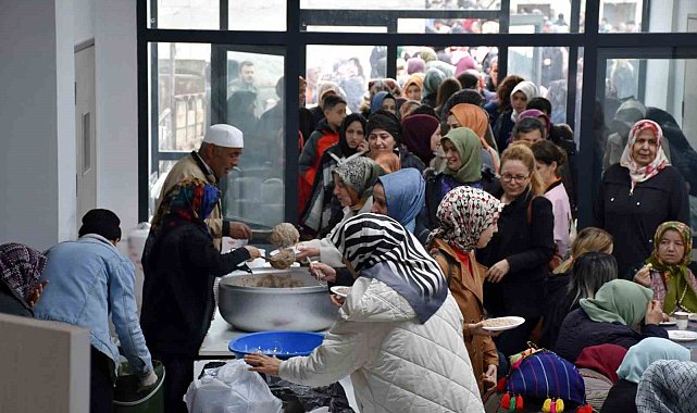 Bir asrı geçkin gelenekte 12 bin kişi bayramlaştı