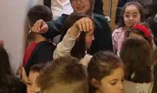Bir yetişkin 20 çocuk kapı kapı bayramlaştı