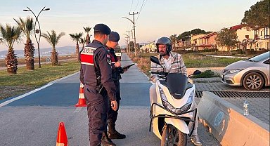 Bisiklet yolunu işgal eden motorcular jandarmadan kaçamadı