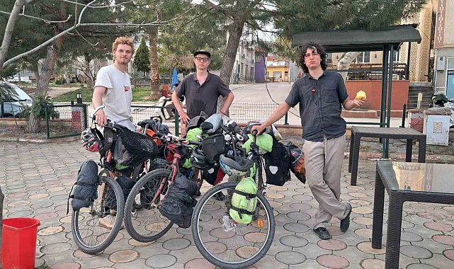Bisikletleriyle yola çıkan 3 Fransız, İznik'te mola verdi