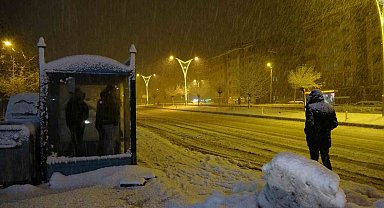 Bitlis'te kar yağışı etkili olmaya devam ediyor