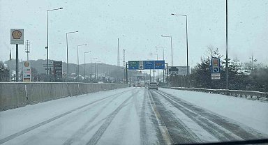 Bolu Dağı'nda hafif kar yağışı devam ediyor