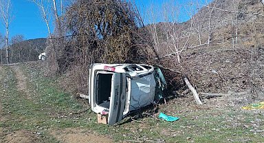 Bolu'da hafif ticari araç şarampole uçtu: 2 yaralı