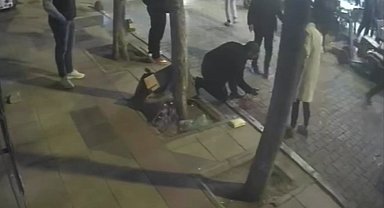 Bornova'da gençler arasında bıçaklı kavga: 1 ağır 2 yaralı