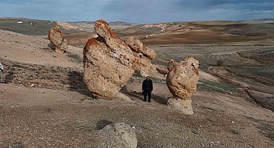 Bozkırın ortasındaki devasa kayalar köylünün merak konusu oldu