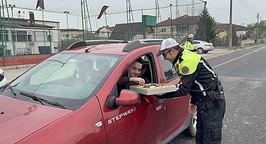 Bu sefer ceza değil, çikolata dağıttılar
