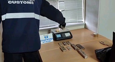 Bulgaristan gümrüğünde tır sürücüsü vücuduna sardığı 14 kilo altınla yakalandı