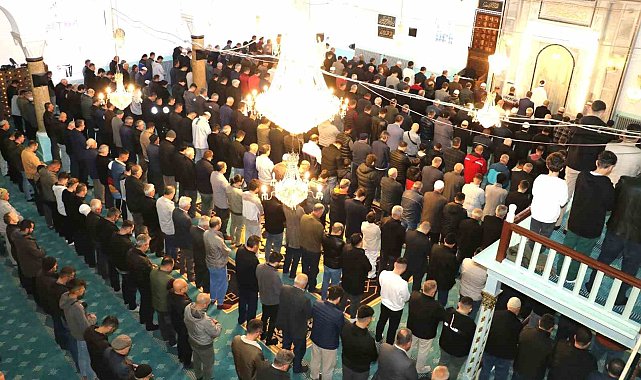 Burdur'da bayram namazında camiler doldu taştı