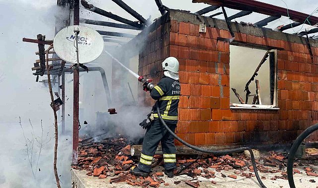 Burdur'da çıkan yangında ev kullanılamaz hale geldi