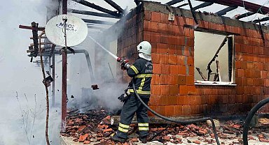 Burdur'da çıkan yangında ev kullanılamaz hale geldi