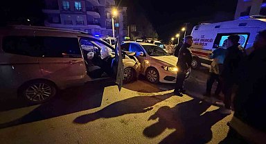 Burdur'da hafif ticari araç ile otomobil çarpıştı: 2 yaralı