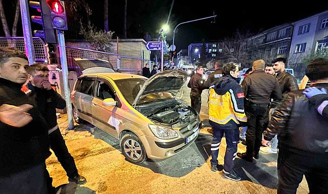 Burdur'da kamyonet ile otomobil çarpıştı: 1 yaralı