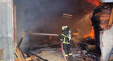 Burdur'da kereste fabrikası çıkan yangında küle döndü