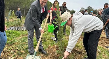 Burhaniye'de Kaymakam Memiş, öğrencilerle fidan dikimi yaptı
