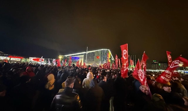 Bursa'da vatandaşlar İmamoğlu için toplandı