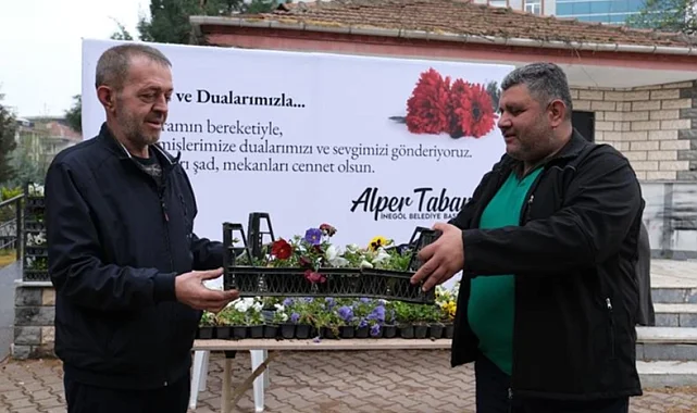 Bursa İnegöl'den mezarlıklarda çiçekli hediye