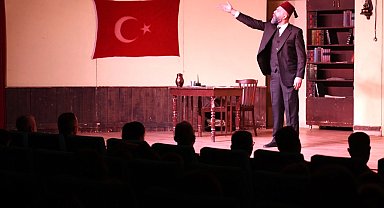 Bursa Osmangazi'de 'Şair, Şiir, Şuur' oyunu tiyatroseverlerle buluştu