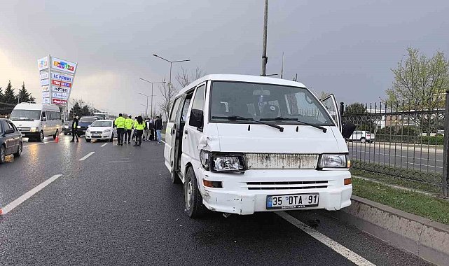 Bursa'da 3 aracın karıştığı kazada 4 kişi yaralandı