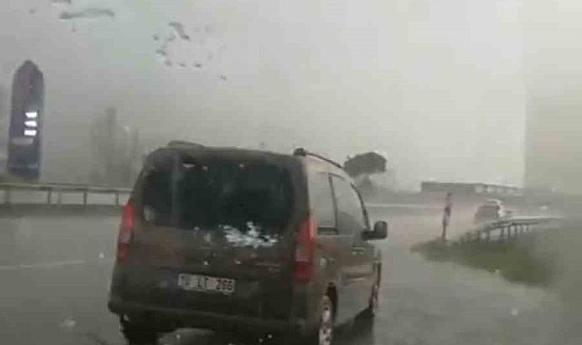 Bursa'da dolu yağışı sürücülere zor anlar yaşattı