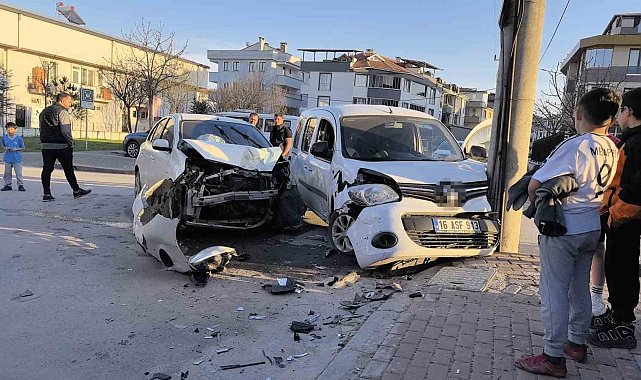Bursa'da iki araç çarpıştı: 1 yaralı