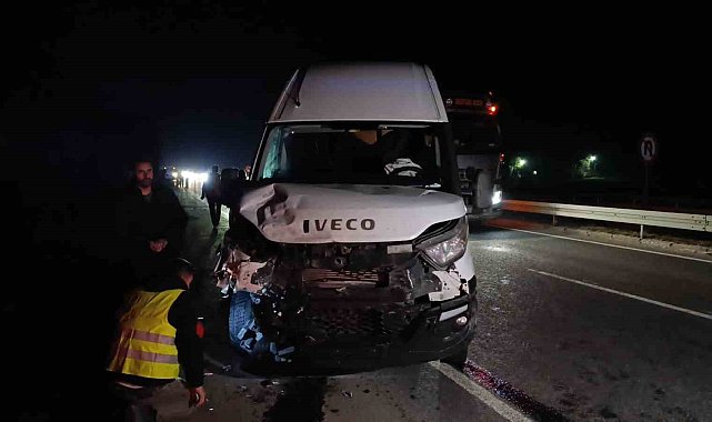 Bursa'da minibüs otomobille çarpıştı: 1 yaralı