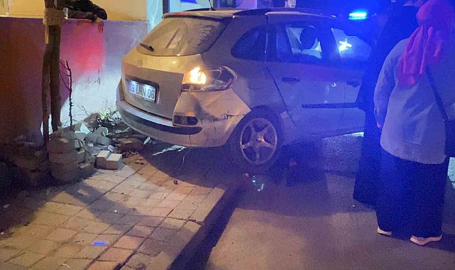 Bursa'da ticari araç ile otomobil çarpıştı: 5 yaralı