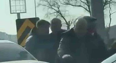 Bursa'da yol verme kavgasında yumruklar havada uçuştu