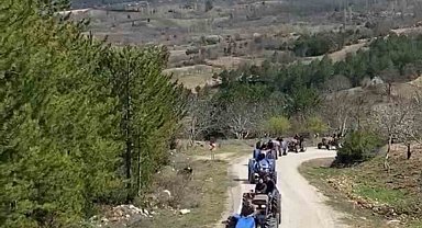 Bursa'nın Issızdere köyünde komşu köye traktörlü bayram konvoyu