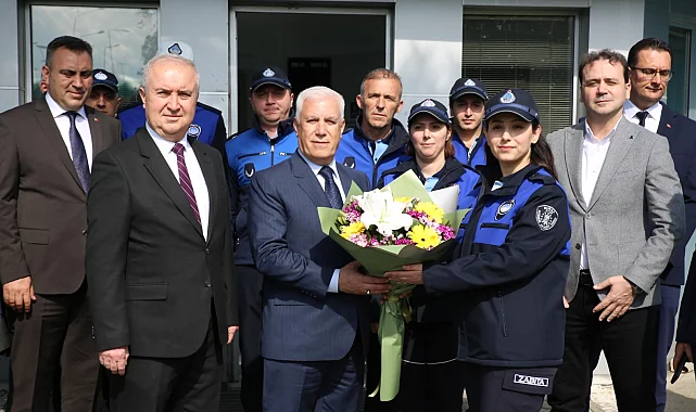 Bursa'da Başkan Bozbey bayramda çalışan ekipleri unutmadı