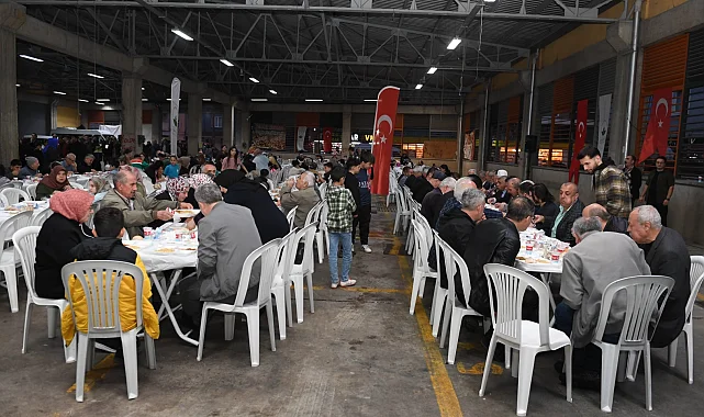 Bursa'da Osmangazi Belediyesi iftar sofrasında buluşturmaya devam ediyor
