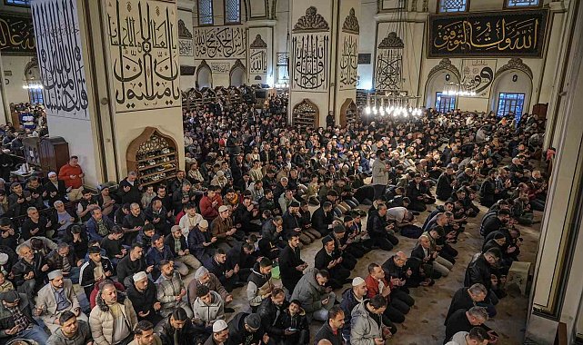 Bursalılar bayram namazında camileri doldurdu