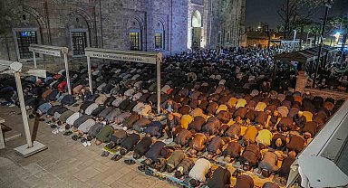 Bursalılar Kadir Gecesi'nde Ulu Cami'ye akın etti